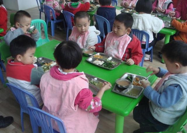 实拍：幼儿园里的伙食