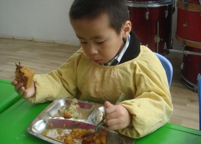 实拍：幼儿园里的伙食