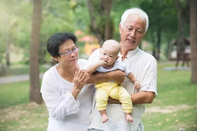 你家是奶奶带娃还是姥姥带娃？采访了100个妈妈后，忍不住哭了！
