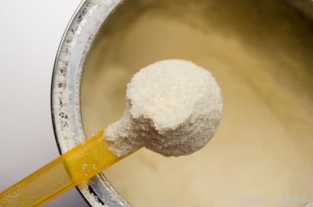 给宝宝“冲奶粉”，先加奶粉，还是先加水？很多妈妈搞错了顺序！