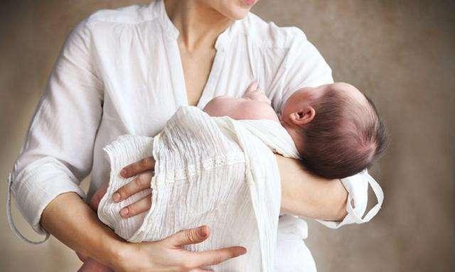 哄宝宝睡觉，这一点禁忌别再犯，当心患上摇晃症候群
