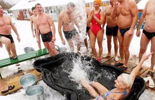 直击：大雪天让孩子穿泳衣冲冰水的俄罗斯人