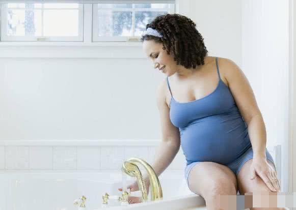冬天到了，孕妇“洗澡”要牢记这3件事，都是为了胎儿发育好！