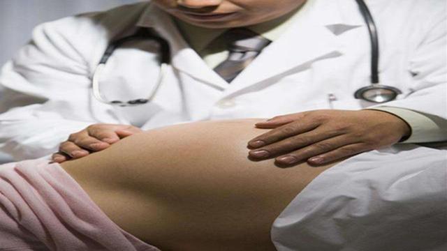 孕妇剖腹产时与胎儿双双离世，老公不解，医生：只因孕妇这动作