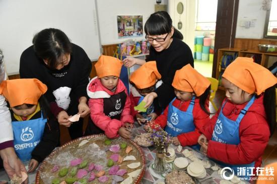 浙江东阳：快乐做美食迎冬至