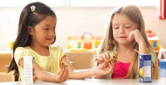 孩子打人、吃手、抢玩具？背后原因竟然是……