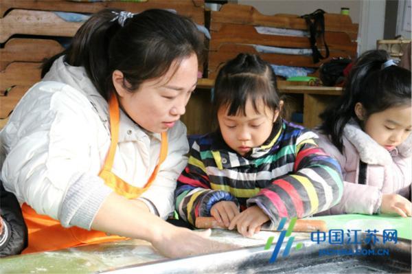 东海县第二幼儿园开展“迎冬至 包饺子 明习俗”亲子活动