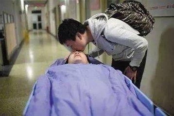 采访一下：你生产的时候，宝爸在产房外做什么呢？