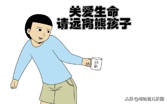 熊孩子当众揭裙子，父母护短心切；旁人霸气回击，父母无言以对