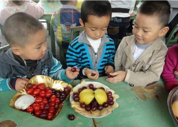 幼儿园老师晒孩子吃水果照片，一位妈妈发现疑点，家长群瞬间沸腾