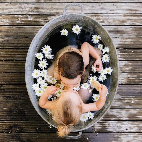 当妈妈把宝宝放到1个盆里，“咔嚓”，拍出来的照片也太萌了吧！