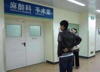 采访一下：你生产的时候，宝爸在产房外做什么呢？