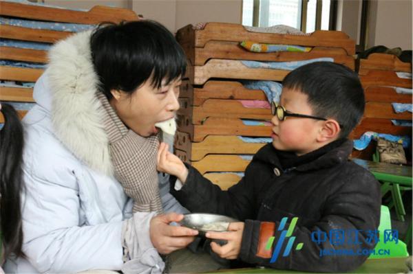 东海县第二幼儿园开展“迎冬至 包饺子 明习俗”亲子活动