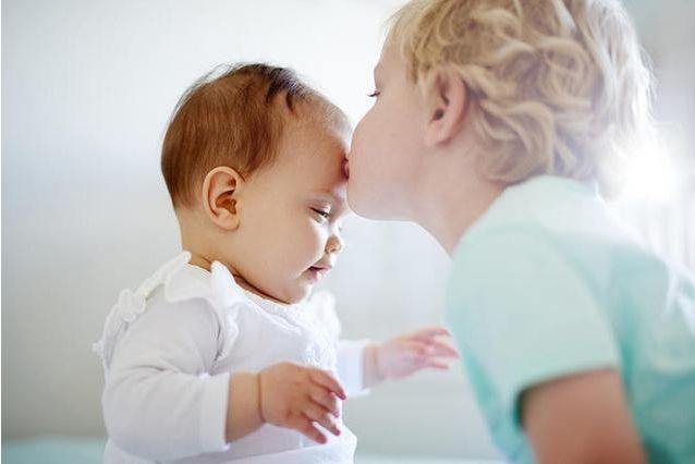 二孩时代，7条建议平衡2个孩子间的关系，孩子开心，父母安心