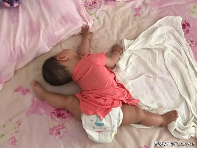 不掀开被子，宝宝的睡姿你永远想象不到，网友：我家宝贝更厉害