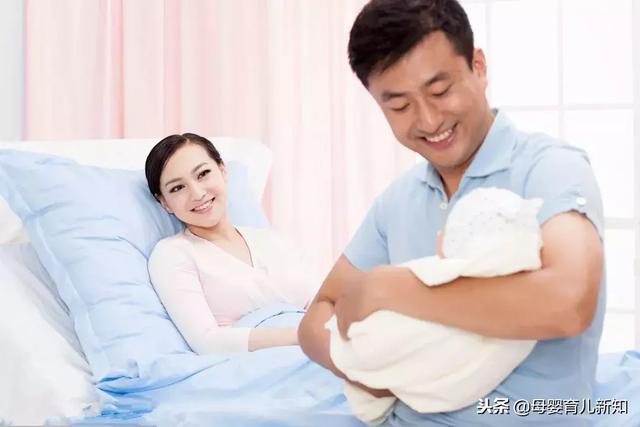 宝宝到月龄了还是不会抬头、翻身？发育迟缓，爸妈要反省