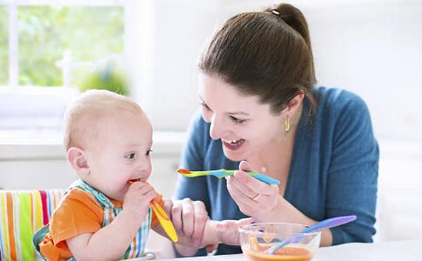 新手妈妈看一看，孩子没有满一岁，千万不要给孩子吃这些辅食！