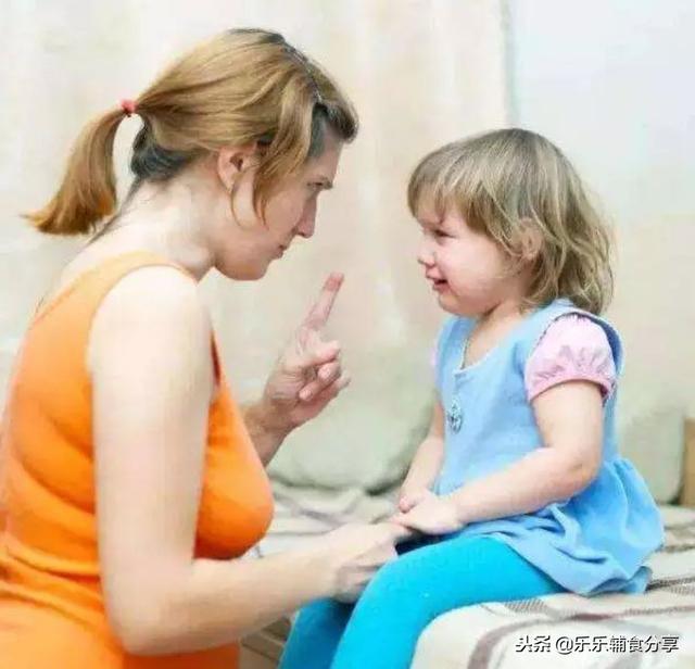 头都大了！哭闹撒泼 躺地打滚孩子怎么办？