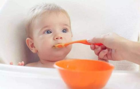 孩子嘴角干燥起屑、起泡，不要只会傻傻给孩子擦嘴了