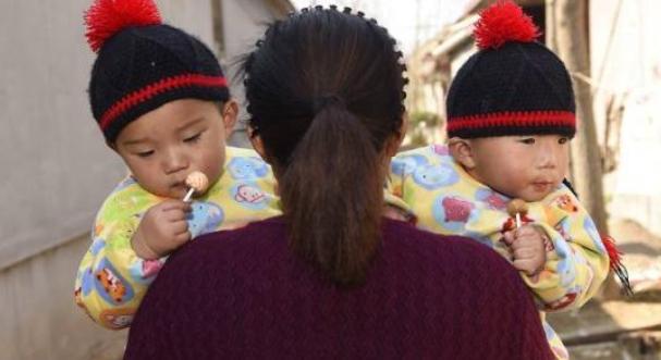 38岁农妇一怀孕就生双胞胎，这都生四个了