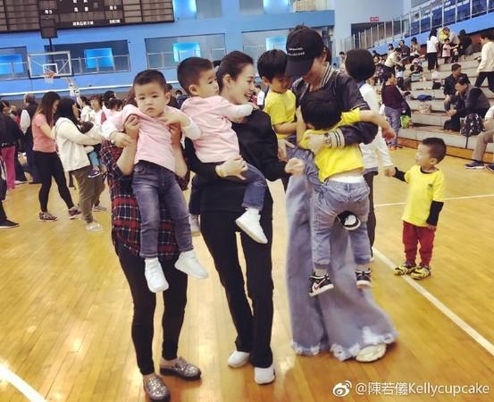 林志颖妻子一次抱起双胞胎 被赞妈妈力爆棚