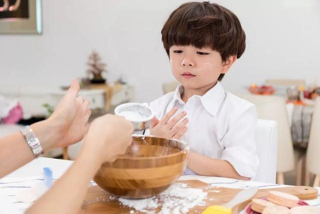 孩子帮忙做饭，可减少挑食，让宝宝爱上蔬菜！
