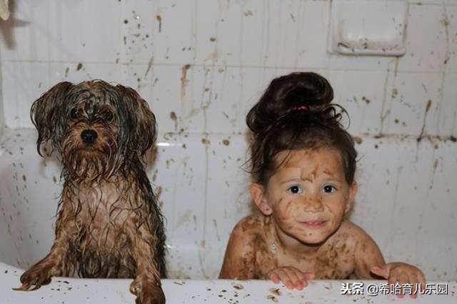 熊孩子当众揭裙子，父母护短心切；旁人霸气回击，父母无言以对