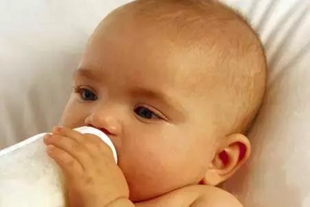 母乳宝宝抗拒奶瓶、不吃奶嘴，爸妈如何应对？