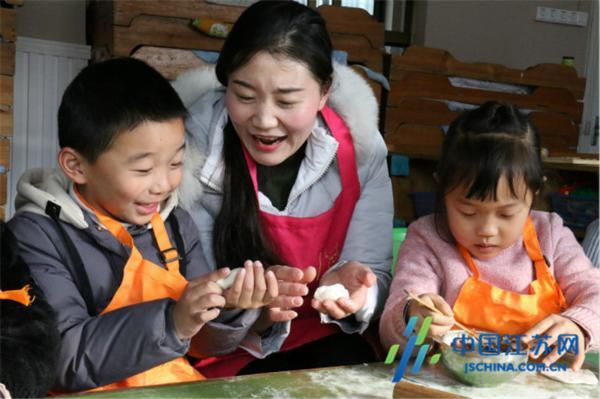 东海县第二幼儿园开展“迎冬至 包饺子 明习俗”亲子活动