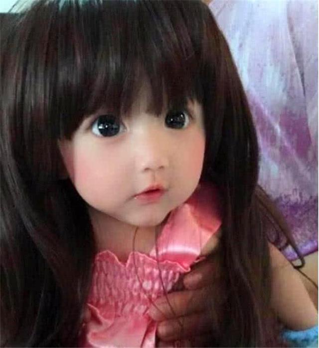 4岁女儿长得太漂亮，被质疑是假娃娃，看到她妈妈和哥哥不淡定了