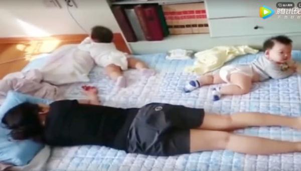 双胞胎趁妈妈睡着，开始他们的“作战计划”，爸爸在一旁哭笑不得