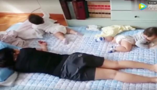 双胞胎趁妈妈睡着，开始他们的“作战计划”，爸爸在一旁哭笑不得