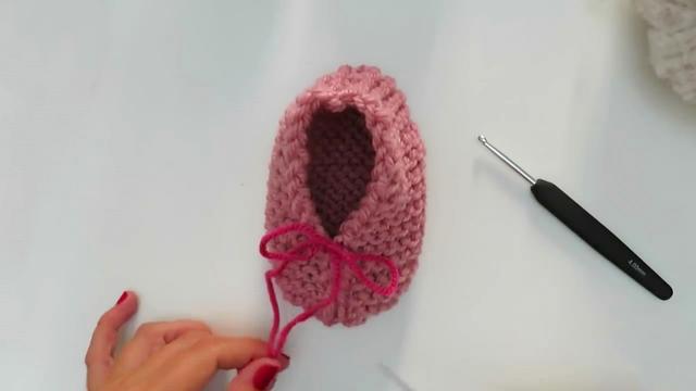 舒适的宝宝婴儿系带鞋，用毛线钩织的方法很简单（图解2-2）