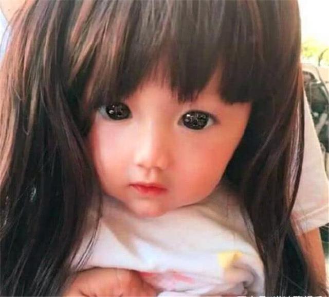 4岁女儿长得太漂亮，被质疑是假娃娃，看到她妈妈和哥哥不淡定了
