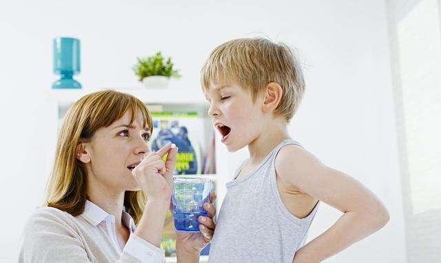 2岁男童尿尿疼痛带血，带医院检查，医生怒斥家长胡乱补钙