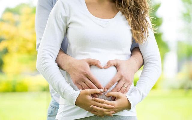 明星生完孩子马上就能拍戏，真的是代孕吗？霍思燕说了句真话！