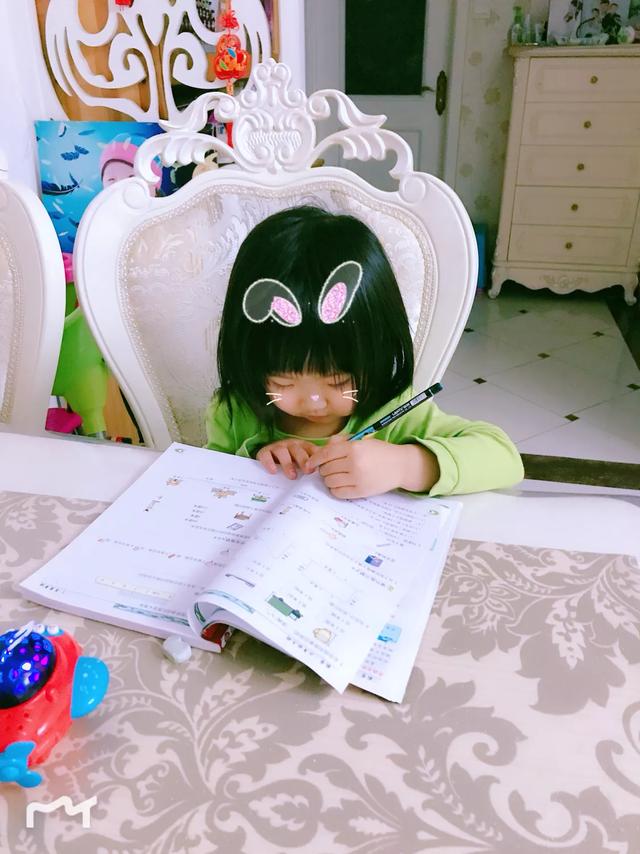孩子一直用左手写字画画，需要纠正吗？