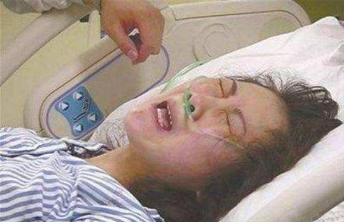 女人生孩子到底多痛？连男人都喊别生了，小女子靠什么熬过去？
