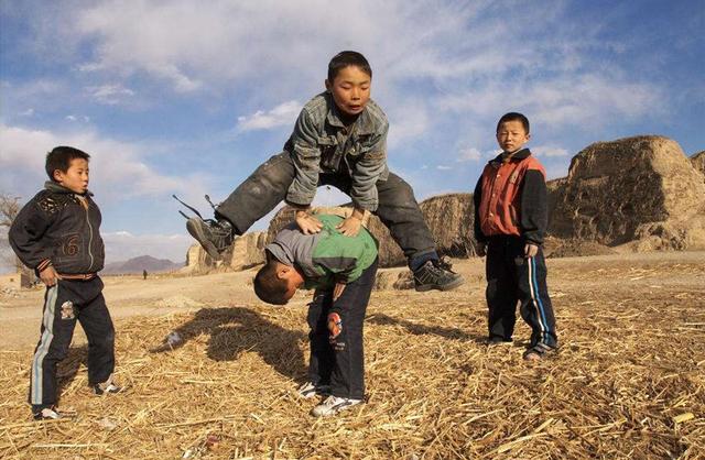 农家孩子和潦草的人生：用泥巴涂伤口止血，拔棵葱就大饼……