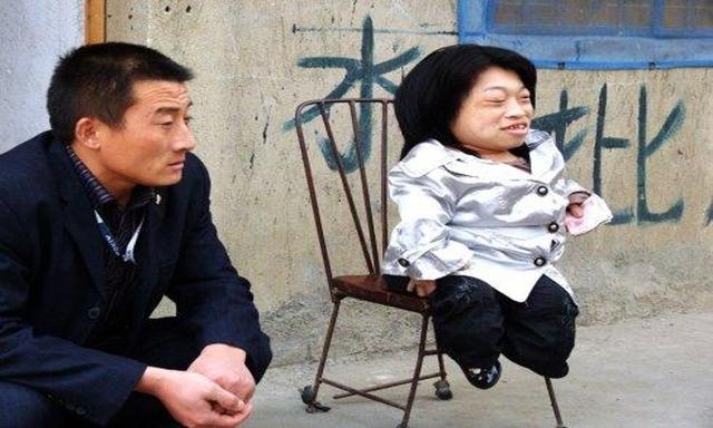 残疾妈妈不顾家人反对生下孩子，生产完丈夫落泪，网友：太不容易