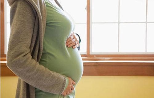 孕妇怀了双胞胎，却有可能是连体婴儿，坚持生下宝宝后喜极而泣