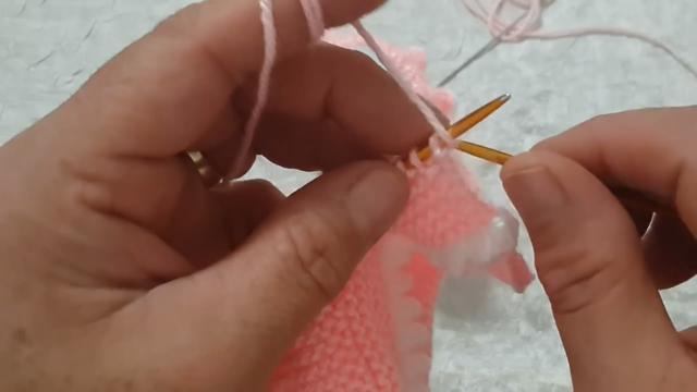 舒适又可爱的花边宝宝鞋，用毛线钩织起来很简单（图解2-2）