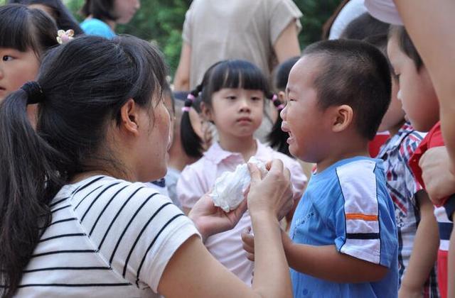 儿子在幼儿园受欺负，爸爸不吵不闹地喊了一句，家长纷纷赞情商高