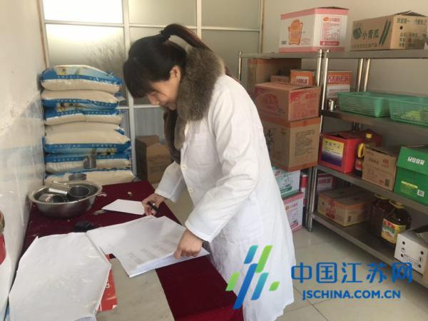 东海双店镇中心幼儿园督查冬季卫生保健工作