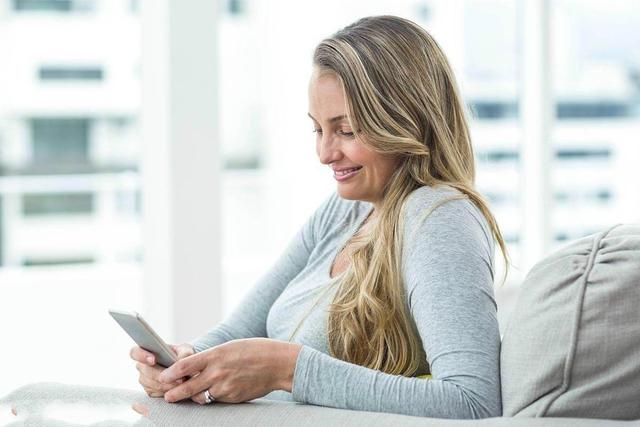 孕期的女性都爱熬夜?胎儿的这几种症状,都来自于孕妈深夜玩手机