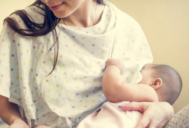 母乳妈妈生病了到底要不要停止喂奶？别争了！看这里……