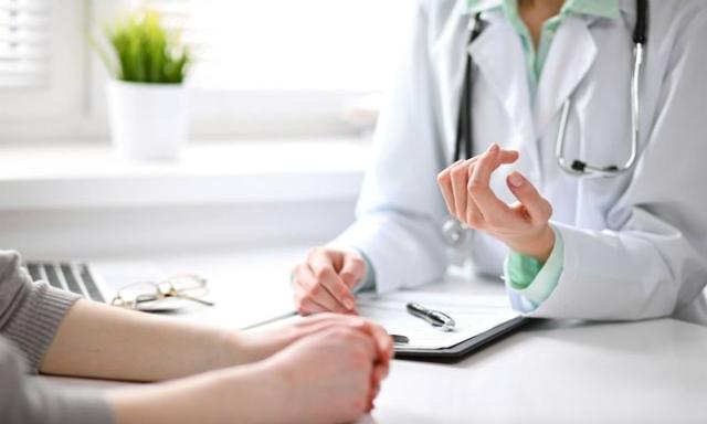 刚生完孩子30多天大姨妈就来了正常吗？还能喂奶吗？