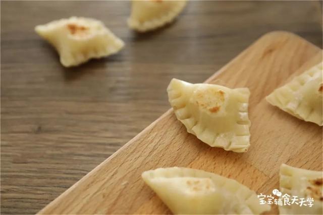 9M+辅食｜香蕉脆脆角，饺子皮新做法，外酥内嫩