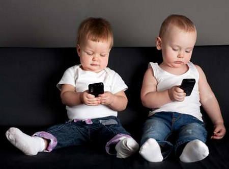 孩子长期玩手机，可能会带来这3个影响，家长要重视