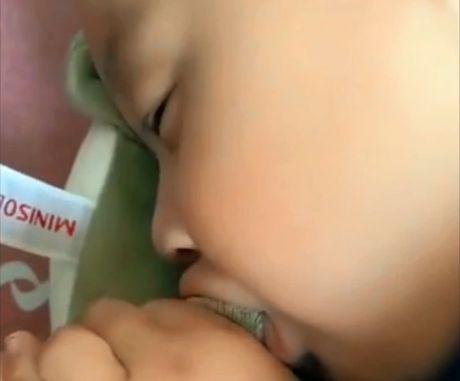 宝宝睡梦中还在吃母乳，不过他尝不出来这母乳变味了吗